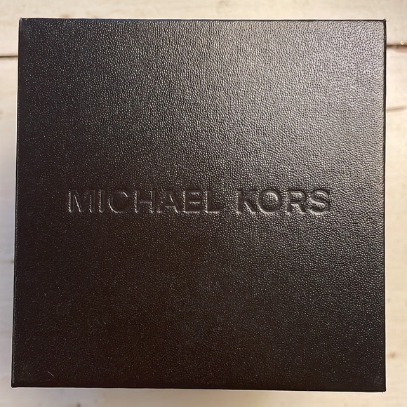 Michael’s Kors Ladies slim leather band watch. New! - Picture 10 of 11